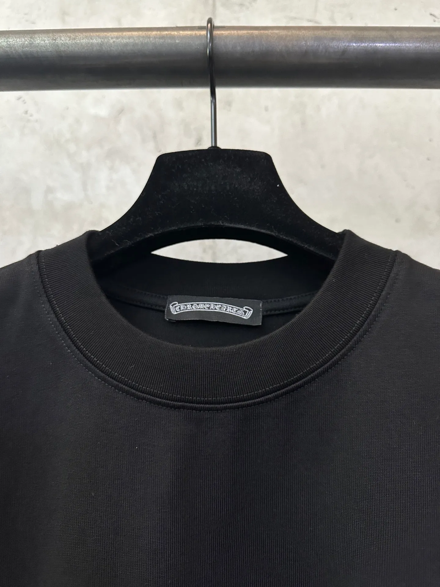 P260 Chrome Hearts 25ss Sanskrit flag printed round neck short-sleeved T-shirt. Fabric is high-definition and super heavy. Cotton double yarn compact Xinjiang cotton. Weight 400g. Paired with 2*2 Salona ribs. 420g. Clean cloth. Clear texture. Tight feel. Stiff. High color fastness. No deformation. No discoloration. Customized hardware. Threads. Accessories. Alignment. Uniform for men and women. -Color: Black White -Size: XS S M L XL